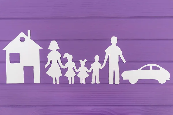As silhuetas cortadas de papel de homem e mulher com duas meninas e menino casa e carro perto — Fotografia de Stock