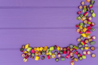 Karamel renkli şekerler yapılan bir köşe çerçeve