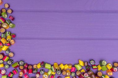 Karamel renkli şekerler yapılan bir köşe çerçeve