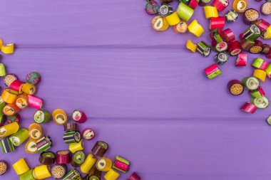 Bir çerçeve karamel renkli şekerler yaptı