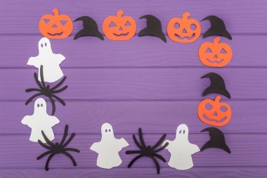 Halloween pumpkins, şapka, hayaletler ve örümcekler farklı kağıt siluetleri ile kare yuvarlak