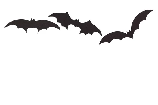 Siluetas de murciélagos volátiles tallados en papel negro están aislados en blanco — Foto de Stock