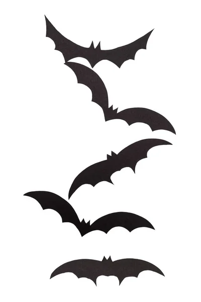 Siluetas de murciélagos volátiles tallados en papel negro están aislados en blanco — Foto de Stock
