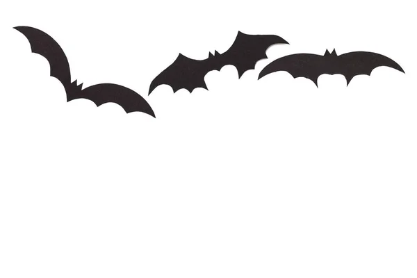 在白色孤立的挥发性蝙蝠用黑纸雕刻的剪影 — 图库照片