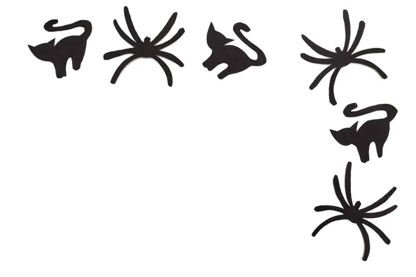 Silhouetten schwarzer Katzen und Spinnen, die aus schwarzem Papier geschnitzt sind, werden auf weißem Papier isoliert — Stockfoto