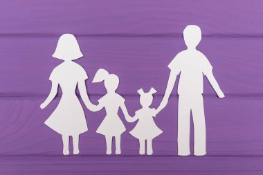 Erkek ve kadın iki kızla kağıt kesme siluetleri