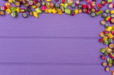 Karamel renkli şekerler yapılan bir köşe çerçeve