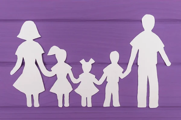 Die aus Papier geschnittenen Silhouetten von Mann und Frau mit zwei Mädchen und Jungen — Stockfoto