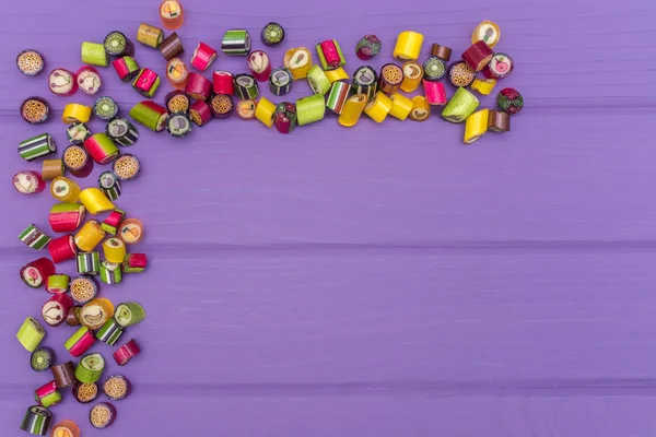 Ένα γωνιακό πλαίσιο φτιαγμένο από πολύχρωμα ζαχαρωτά καραμέλας — Φωτογραφία Αρχείου