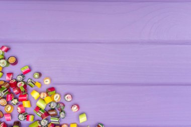 Karamel renkli şekerler yapılan bir köşe çerçeve