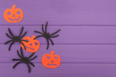 Örümcekler ve kabaklar Cadılar Bayramı silhouettes dışarı-in kağıt kesme