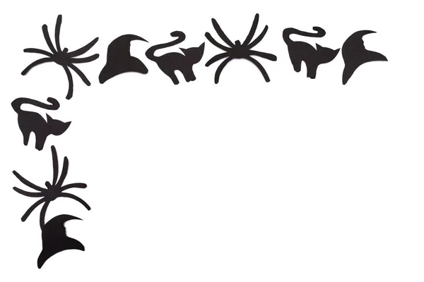 Des silhouettes de chats et d'araignées noirs et des chapeaux sculptés dans du papier noir sont isolés sur du blanc — Photo