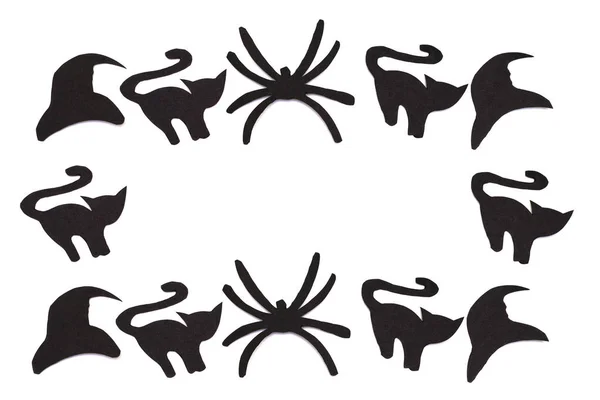 Silhouetten schwarzer Katzen und Spinnen sowie aus schwarzem Papier geschnitzte Hüte sind auf weiß isoliert — Stockfoto