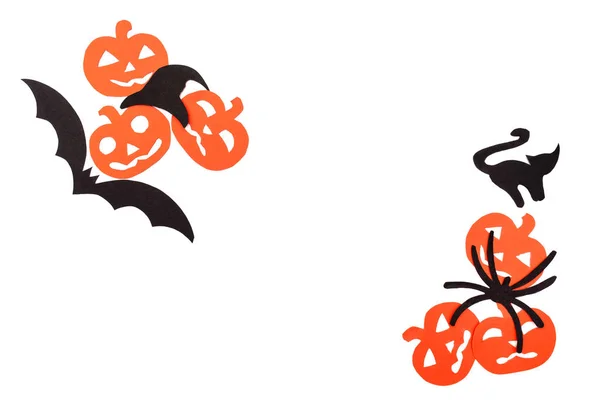 Силуэты черной летучей мыши, шляпы, кота, паука и оранжевой тыквы, вырезанные из черной бумаги, изолированы на белой — стоковое фото