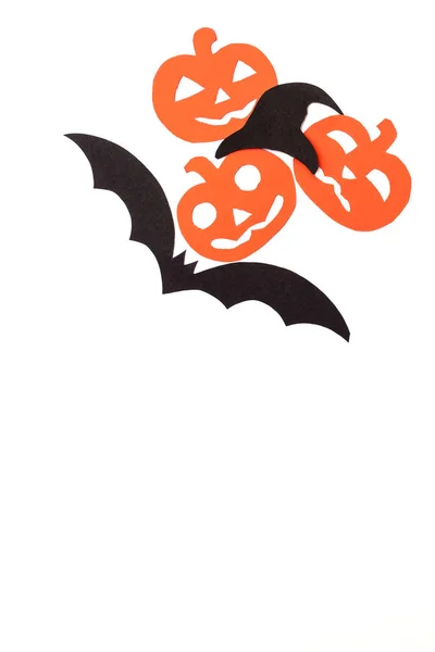주황색 호박 검은 모자와 검은 종이 조각 박쥐의 실루엣은 흰색 절연 — 스톡 사진