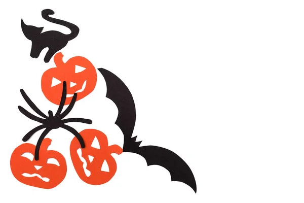 Na białym tle są sylwetki pomarańczowe dynie czarny kot, bat i pająk wykute czarnego papieru — Zdjęcie stockowe