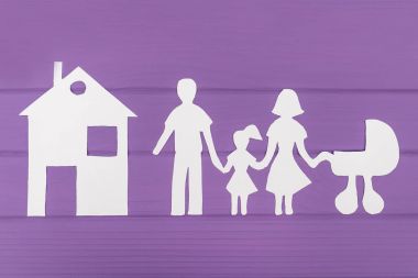 Erkek ve kadın kız ve çocuk arabası ile kağıt kesme siluetleri