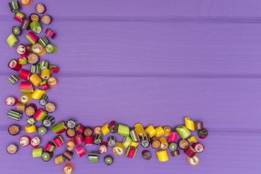 Karamel renkli şekerler yapılan bir köşe çerçeve