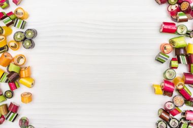 Bir çerçeve karamel renkli şekerler yaptı