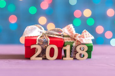 Hediye kutuları ve arka plan bokeh üzerindeki sayılar 2018