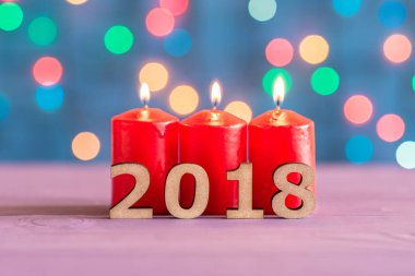 Yanan mumlar ve arka plan bokeh üzerindeki sayılar 2018