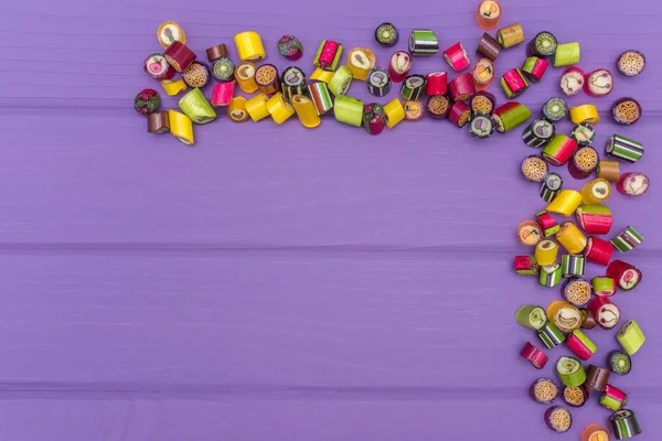 Ένα γωνιακό πλαίσιο φτιαγμένο από πολύχρωμα ζαχαρωτά καραμέλας — Φωτογραφία Αρχείου