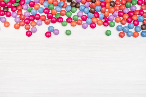 Un marco hecho de caramelos de color caramelo — Foto de Stock