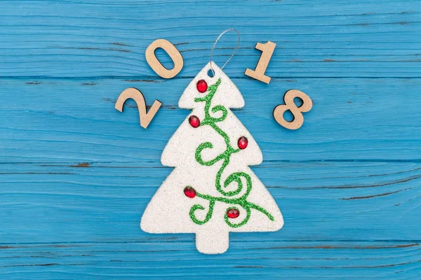 Διακοσμητικό χριστουγεννιάτικο δέντρο και αριθμούς 2018 το νέο έτος με μπλε ξύλινο παλιό τραπέζι — Φωτογραφία Αρχείου