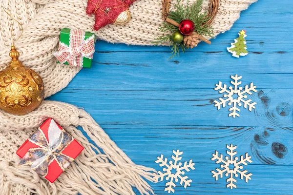 Κουτιά δώρων, διακοσμητικά ξύλινα νιφάδες χιονιού και το νέο έτος στολίδια και παιχνίδια σε μπλε φόντο ξύλινη — Φωτογραφία Αρχείου