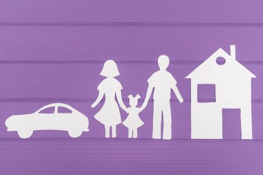 Erkek ve kadın ev ve araba bir kız ile kağıt kesme siluetleri