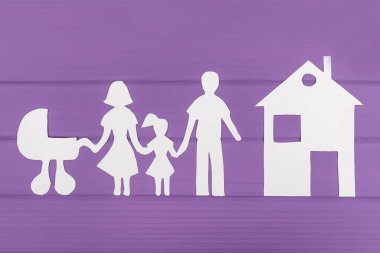 Erkek ve kadın kız ve çocuk arabası ile kağıt kesme siluetleri