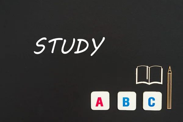 Abc letras y pizarra en miniatura en pizarra con estudio de texto — Foto de Stock
