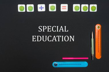 Metin özel eğitim kara tahta üzerinde ile siyah sanat tablo ileti örneği ile sağlar