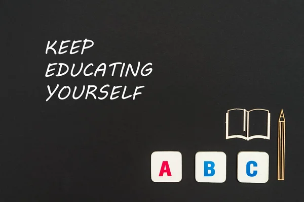 Abc letras e aglomerado miniatura no quadro-negro com texto manter educar-se — Fotografia de Stock