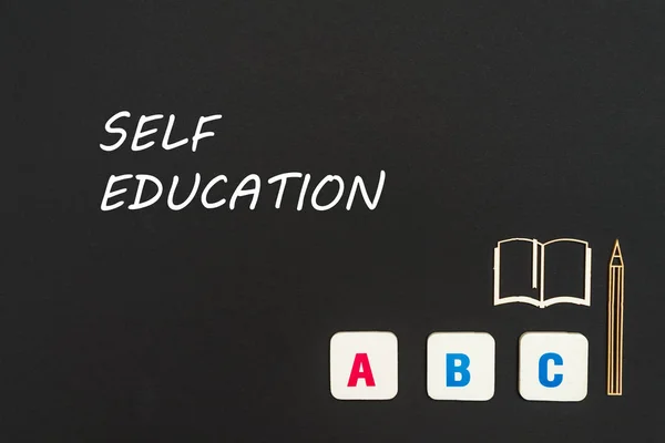 ABC betűk és forgácslap miniatűr táblára szöveggel önképzés — Stock Fotó