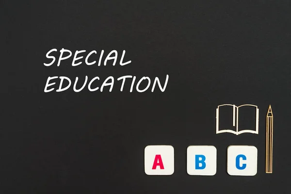 Abc letras y pizarra en miniatura en pizarra con texto educación especial — Foto de Stock