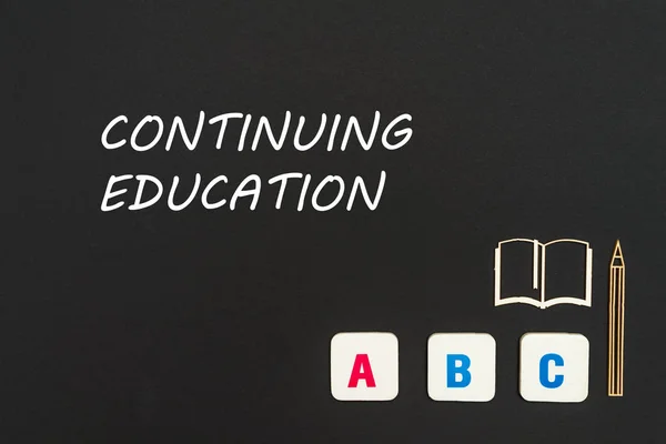 Dopisy a dřevotřísky miniaturní ABC na tabule s textem průběžné vzdělávání — Stock fotografie