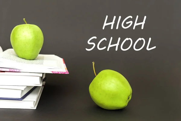 テキスト高校、2 つの緑のリンゴがコンセプトで本を開く — ストック写真
