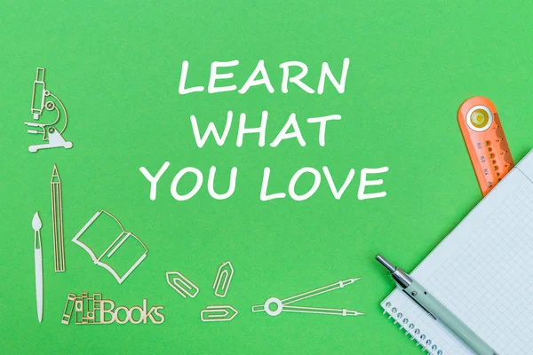 Szöveg tanulni, amit szeretsz, iskolai kellékek fa Miniatúrák, Jegyzetfüzet-val vonalzó, toll, a zöld palánk — Stock Fotó