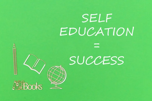 Texto auto-educação sucesso, escola fornece miniaturas de madeira em fundo verde — Fotografia de Stock