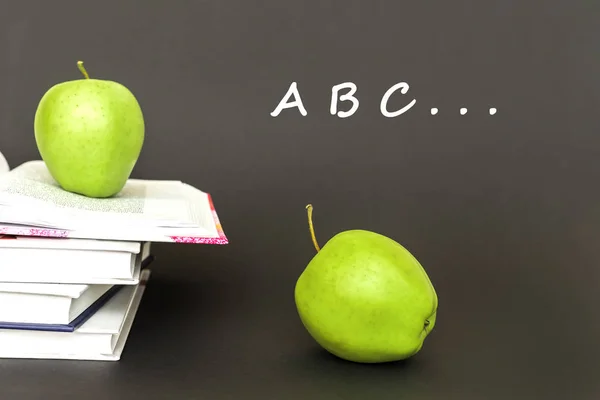 Letras a, b, c, dos manzanas verdes, libros abiertos con concepto — Foto de Stock