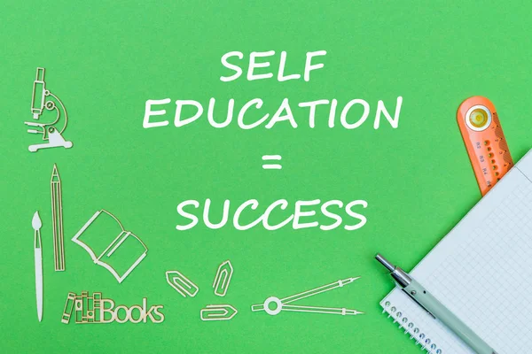 Texto autoeducación éxito, material escolar miniaturas de madera, cuaderno con regla, pluma en tablero verde — Foto de Stock