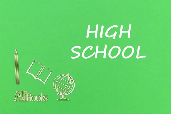 テキスト高校学校用品緑の背景の木製ミニチュア — ストック写真