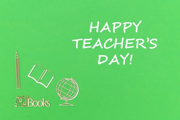 Szöveg boldog Pedagógusnap, iskolai ellátás fa miniatúrák zöld háttér — Stock Fotó