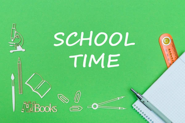 Texto tiempo de la escuela, material escolar miniaturas de madera, cuaderno con regla, pluma en el tablero verde — Foto de Stock