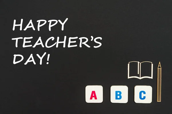 ABC betűk és forgácslap miniatűr-a tábla szöveg boldog Pedagógusnap — Stock Fotó
