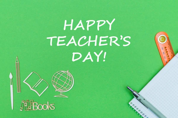 Szöveg boldog Pedagógusnap, iskolai kellékek fa Miniatúrák, notebook zöld háttér — Stock Fotó