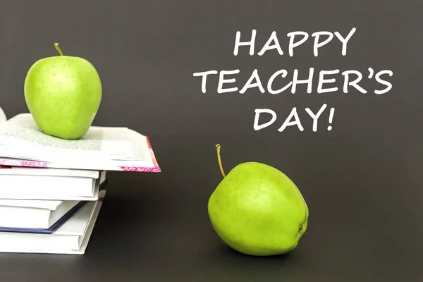Szöveg boldog Pedagógusnap, két zöld alma, nyitott könyvek koncepció — Stock Fotó