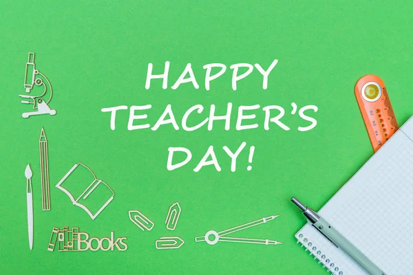 Szöveg boldog Pedagógusnap, iskolai kellékek fa Miniatúrák, Jegyzetfüzet-val vonalzó, toll, a zöld palánk — Stock Fotó