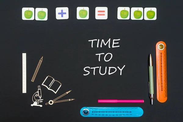 Boven briefpapier leveringen en tekst tijd om te studeren op blackboard — Stockfoto